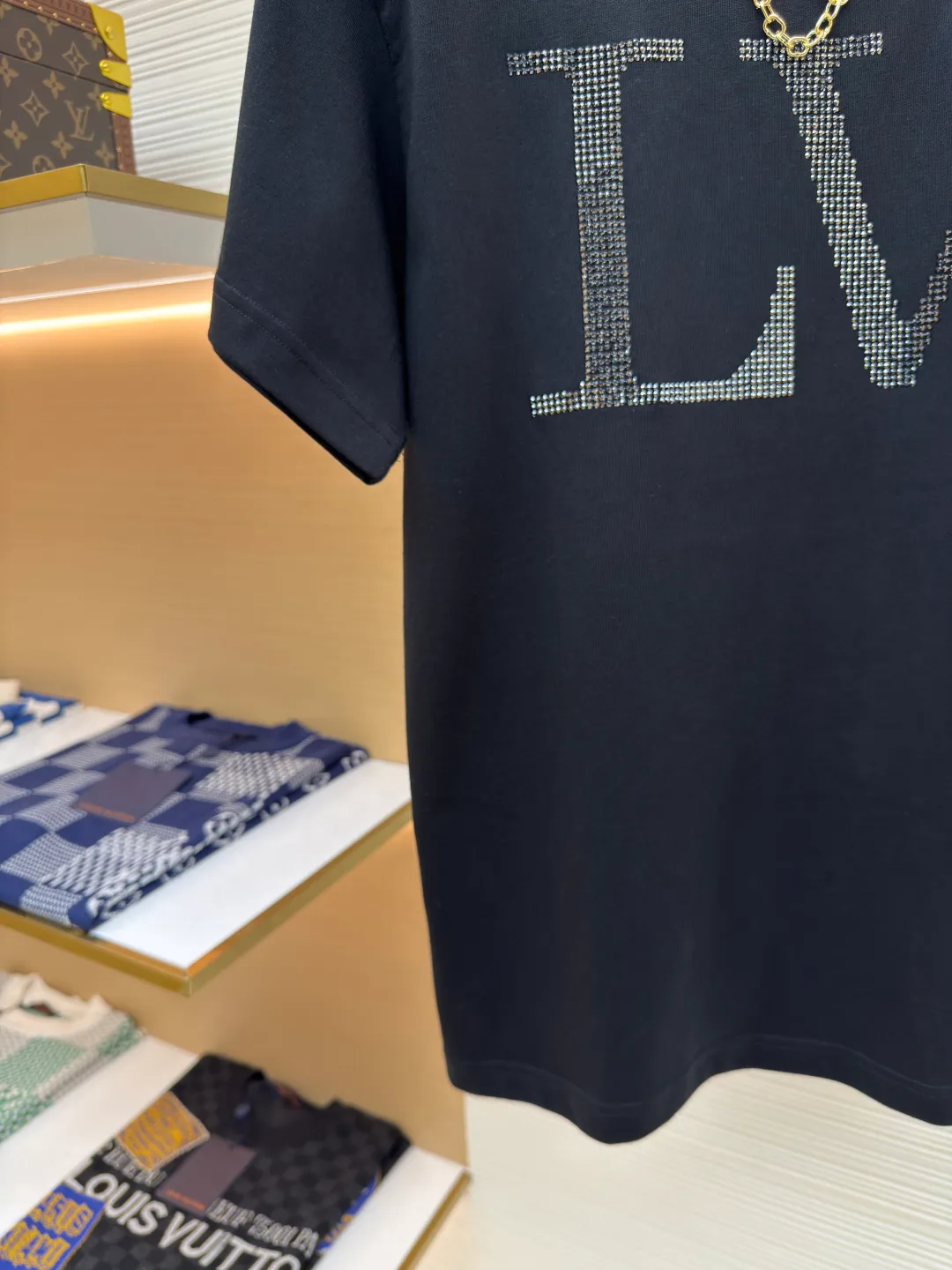 LOUIS VUITTON Hot Diamond Logo Short Sleeves [Women's Clothing] ●Item No.: 1680359-A15 ●Material: Knitted rib fabric ●Technology: Hot Diamond Production ●Version: Fitted version ●Weight: about 205 grams ●Size: Brilliant rhinestones frame the large LV letters, and LV chains illuminate the crew neck. The overall wiring is straight and delicate, the fabric is comfortable and soft, and the color is consistent without color difference. It can be matched with the same style to create a fashionable look and control various occasions. Customized accessories, complete with three standards, same style for men and women!